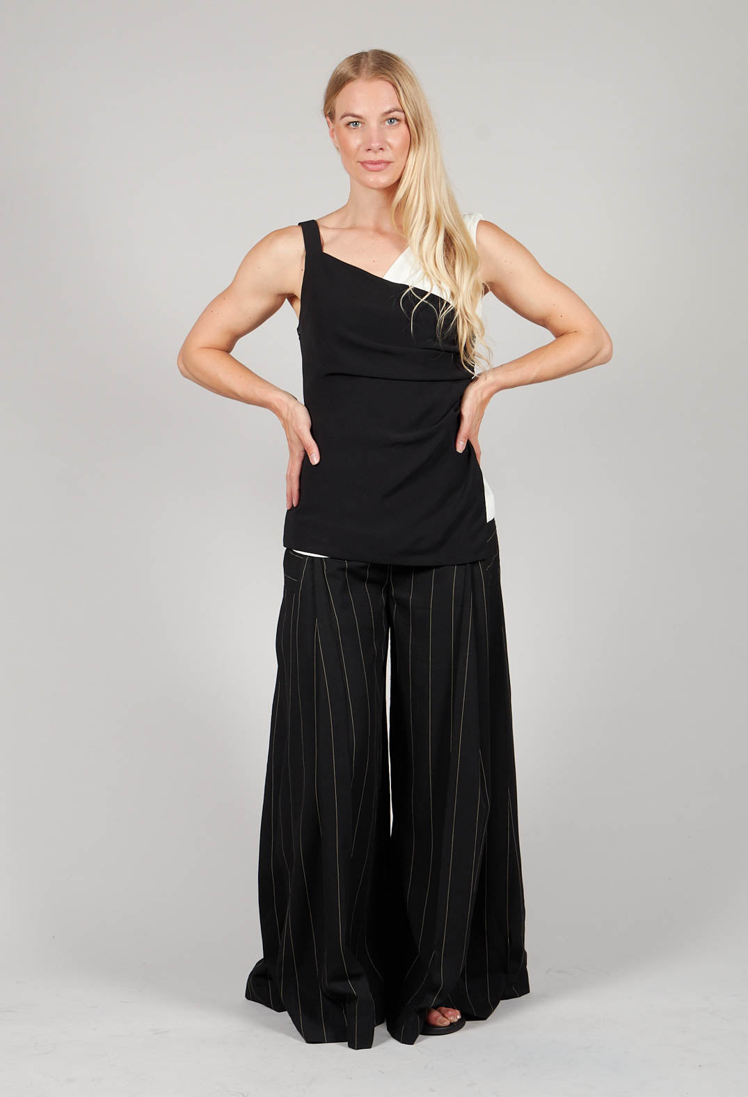 Ruched Sleeveless Top with Contrast Strap in Clesi Nero / Clesi Latte