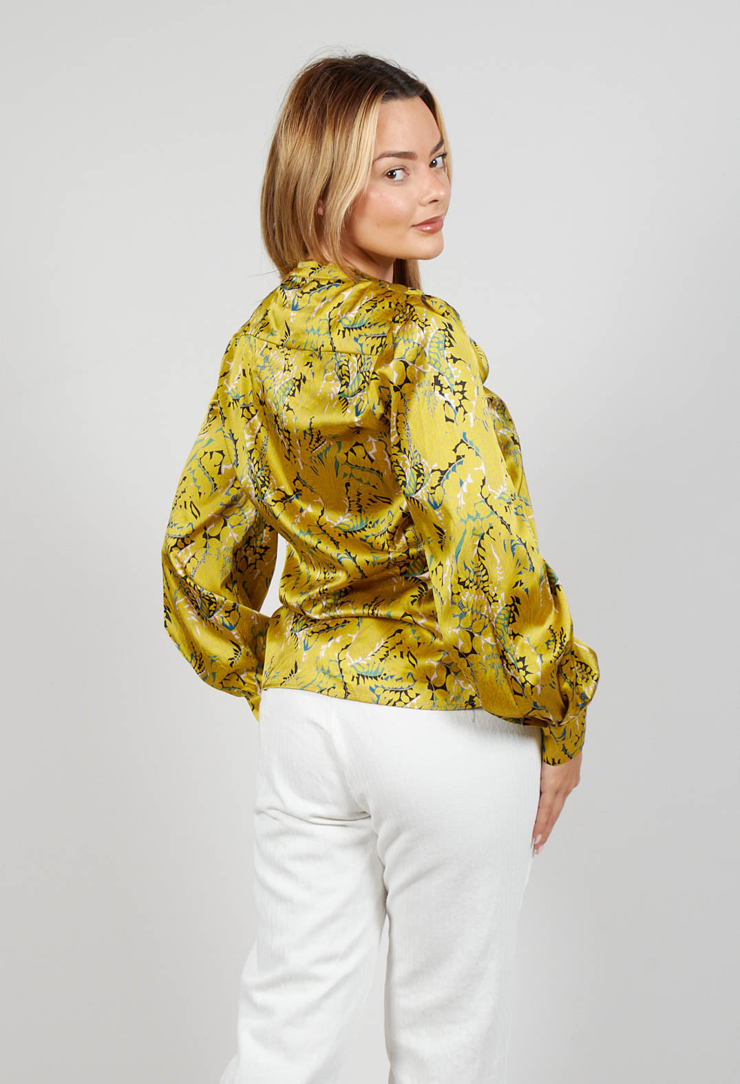 Stacy Blouse with Volume Sleeves in Anthurium Canary