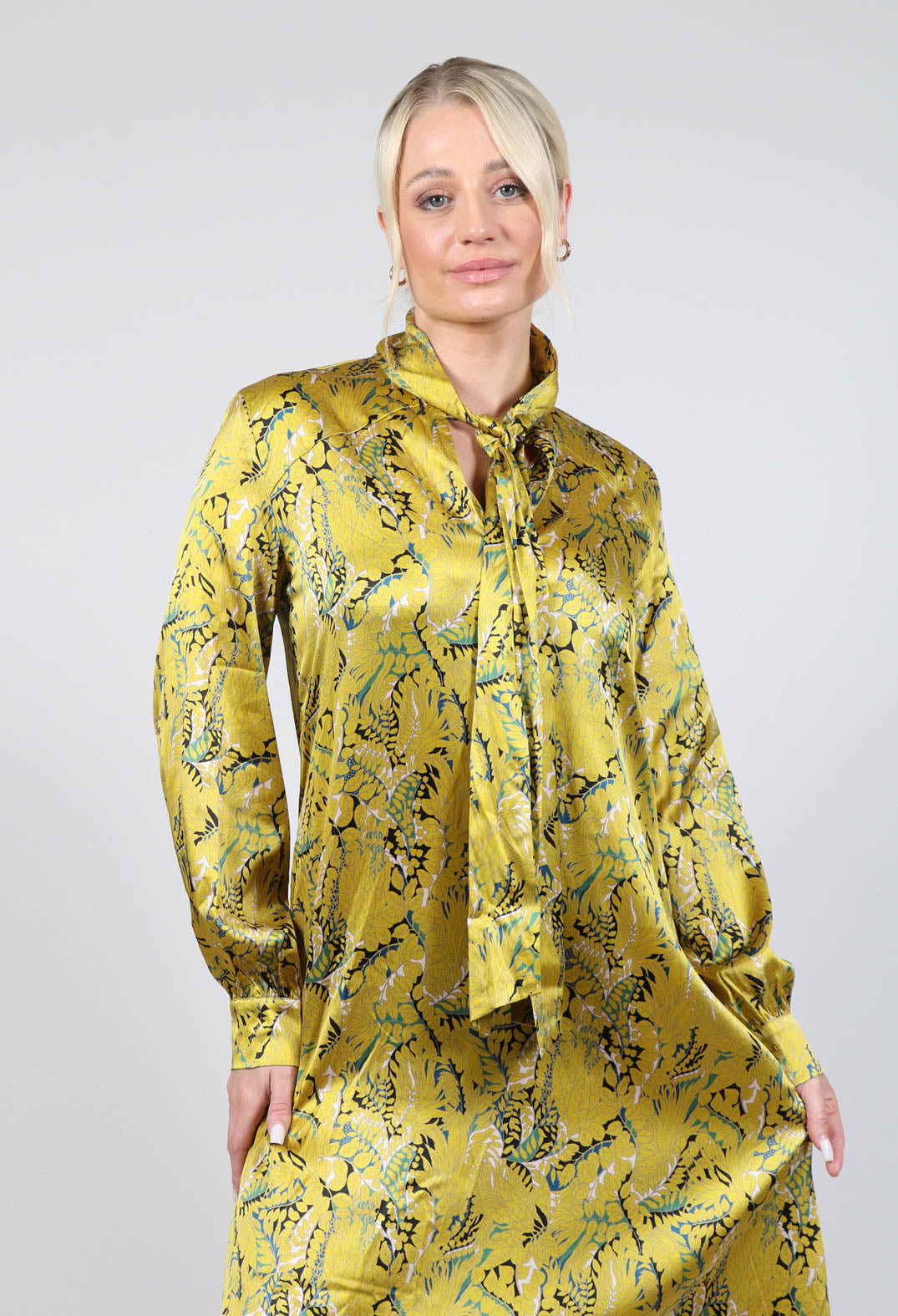 Noley Dress with Bow Collar in Anthurium Canary