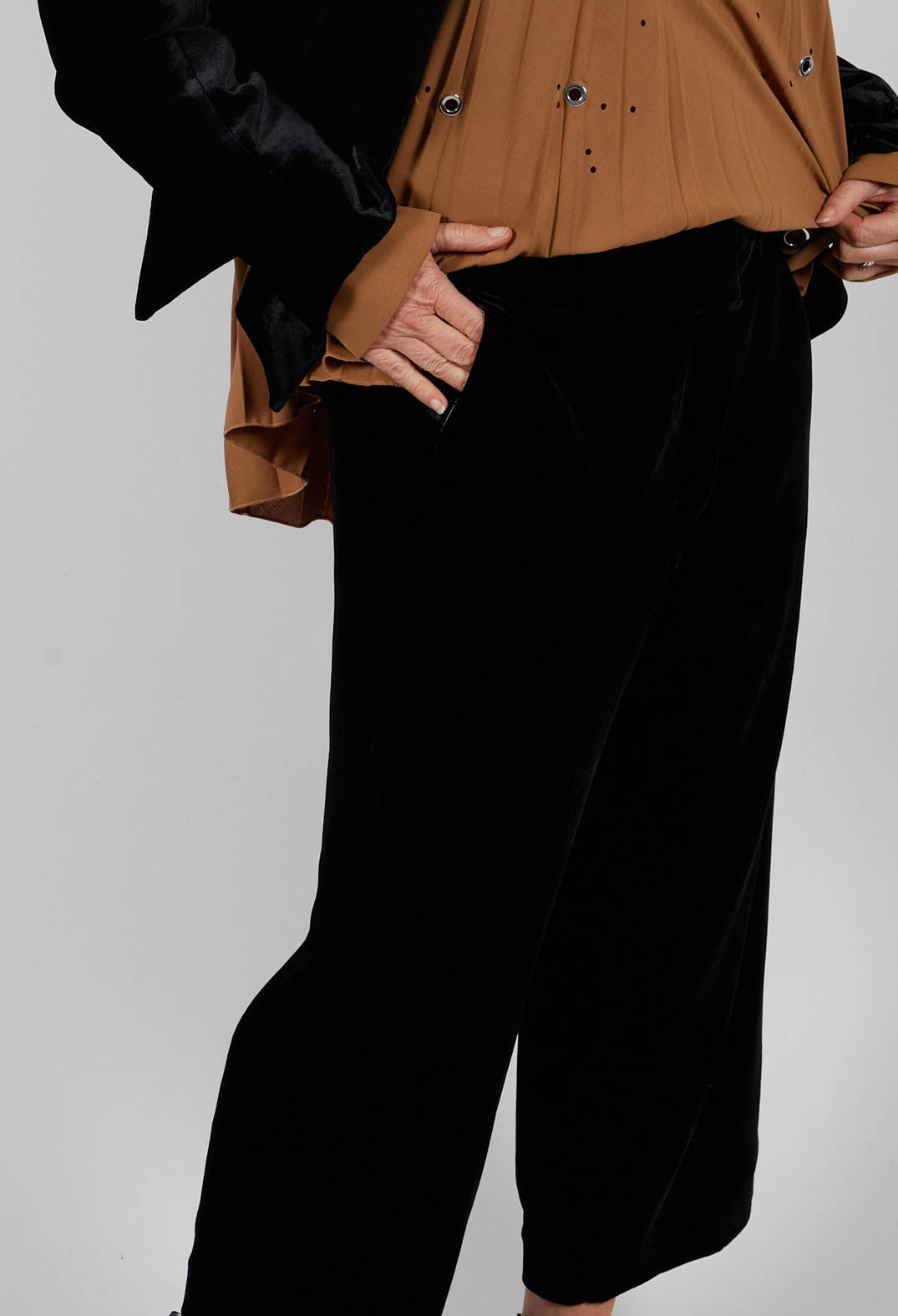 Cropped Velvet Trousers in Black