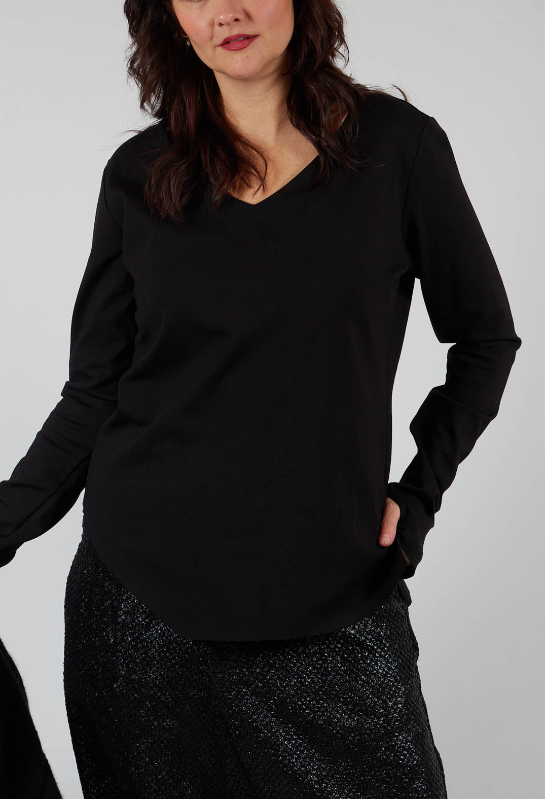 V-Neck Slim Pull Over in Black