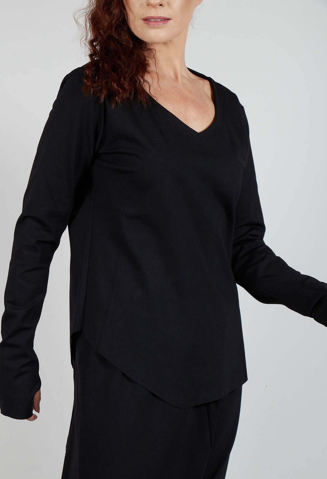 V-Neck Slim Pull Over in Black