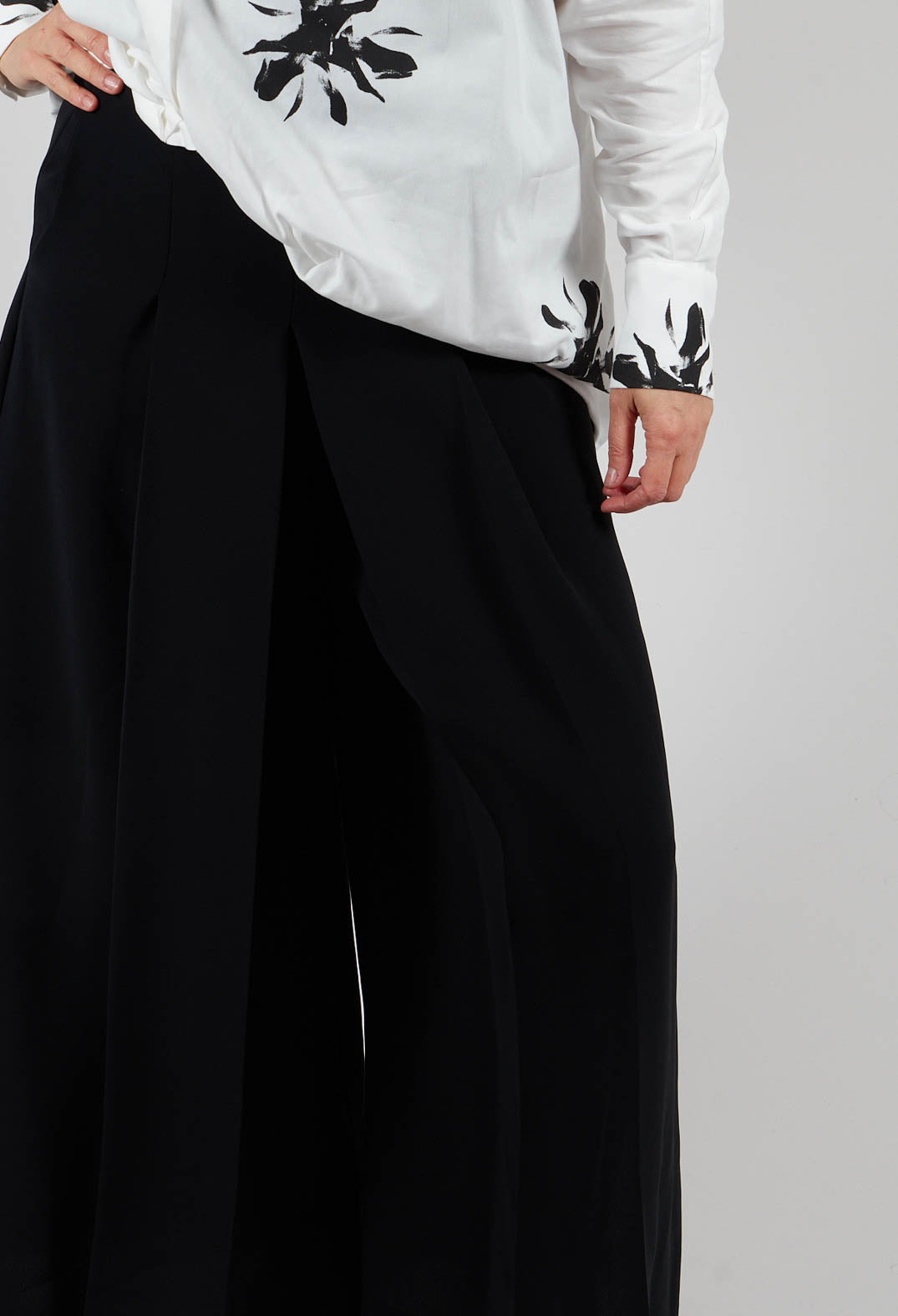 Pleated Wide Leg Pants in Lalabel Nero