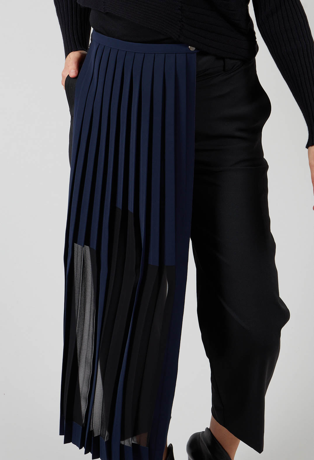 Monteurano Trousers in Nero