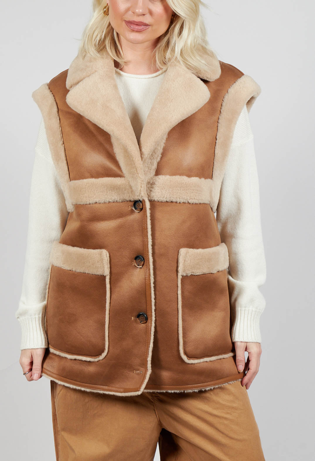 Reversible Gillet with Contrasting Faux Fur and Suede in Camel and Cream