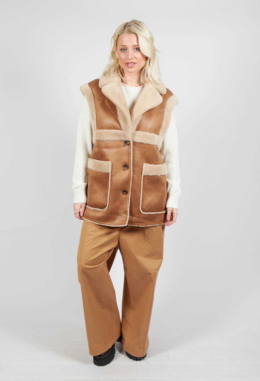 Reversible Gillet with Contrasting Faux Fur and Suede in Camel and Cream