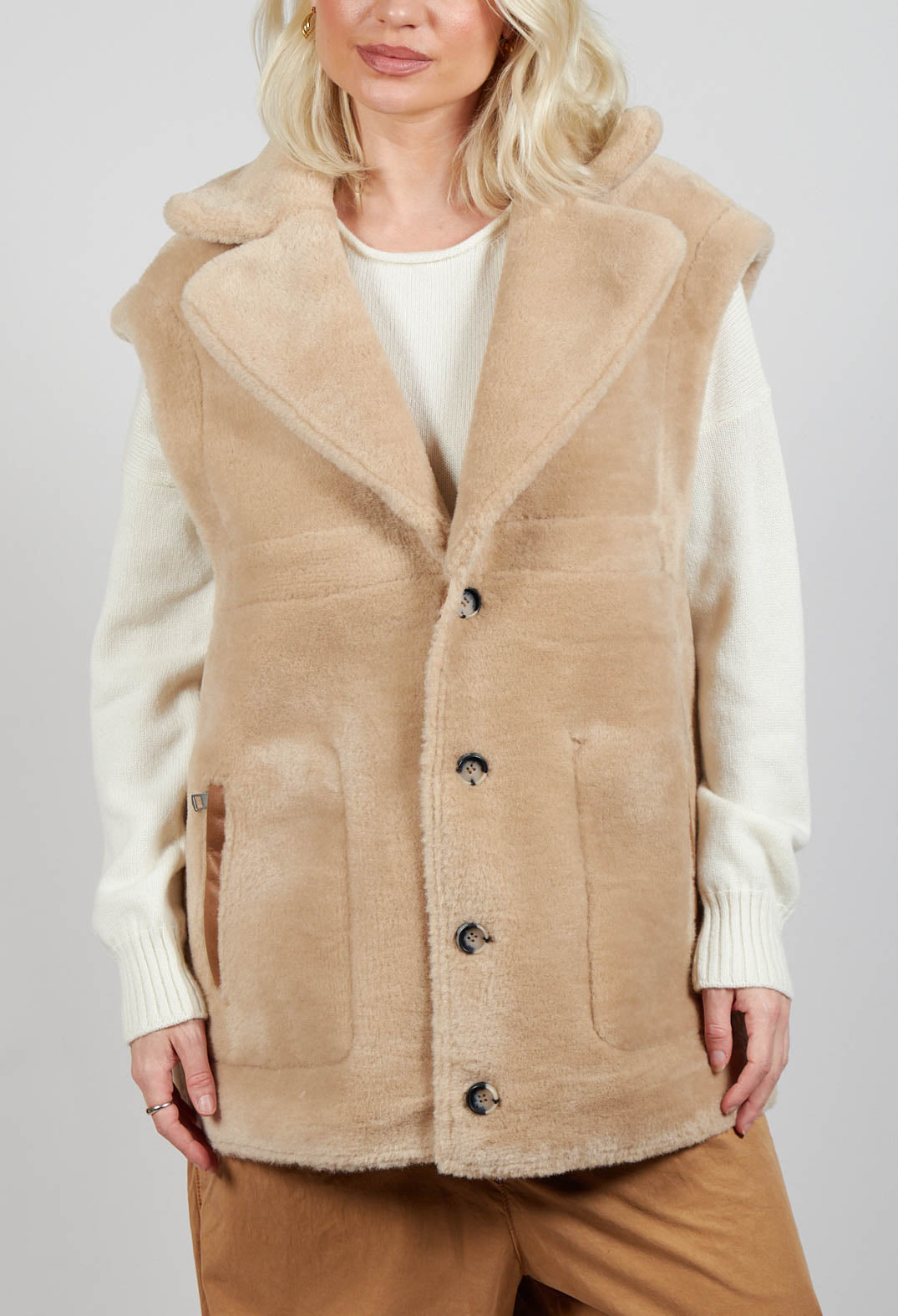 Reversible Gillet with Contrasting Faux Fur and Suede in Camel and Cream