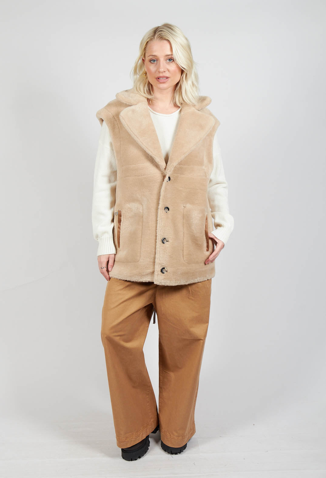 Reversible Gillet with Contrasting Faux Fur and Suede in Camel and Cream