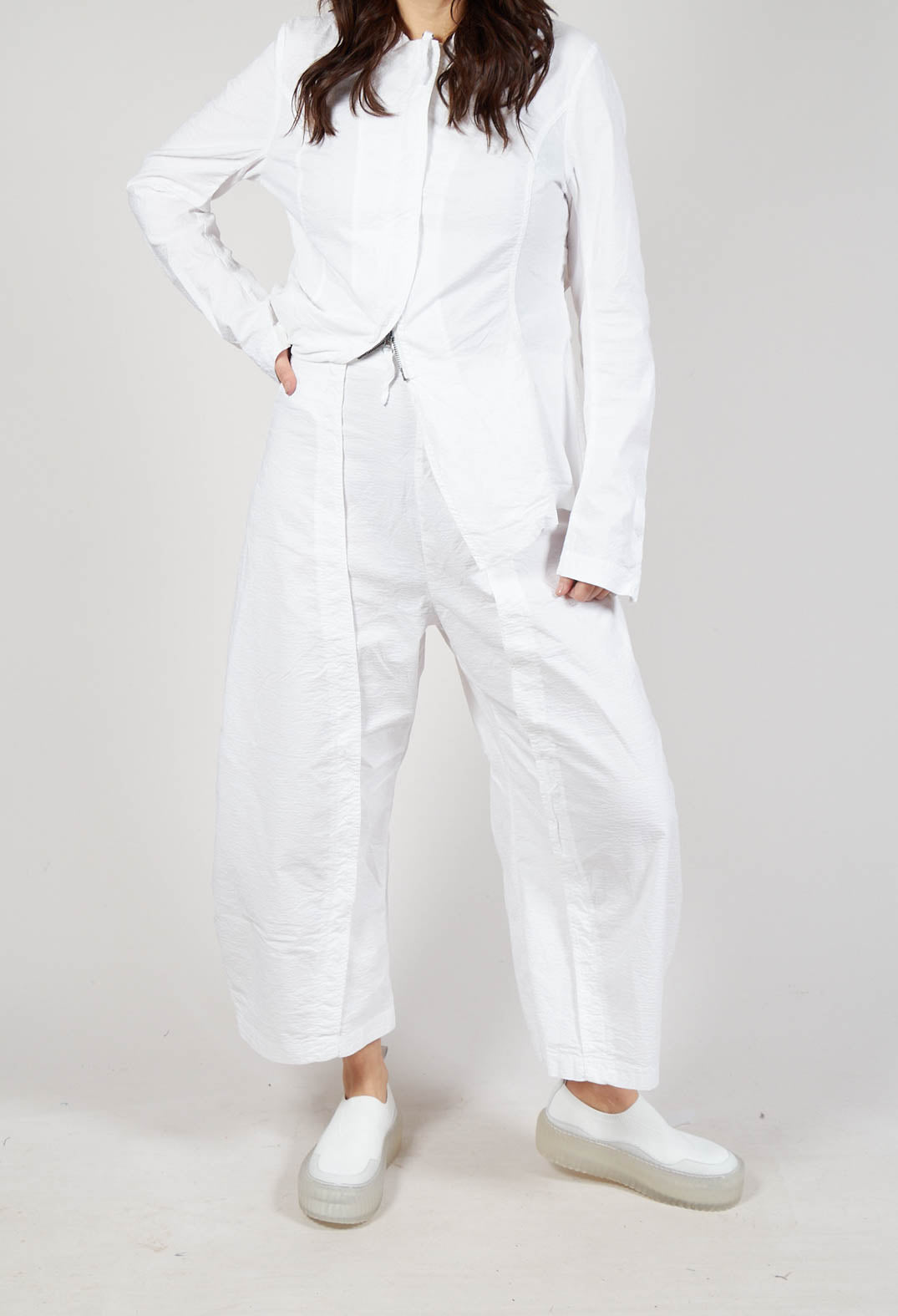 Wide-Leg Barrel-Style Trousers in Semi Bleach