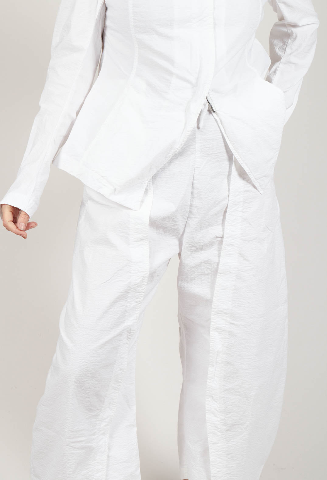 Wide-Leg Barrel-Style Trousers in Semi Bleach