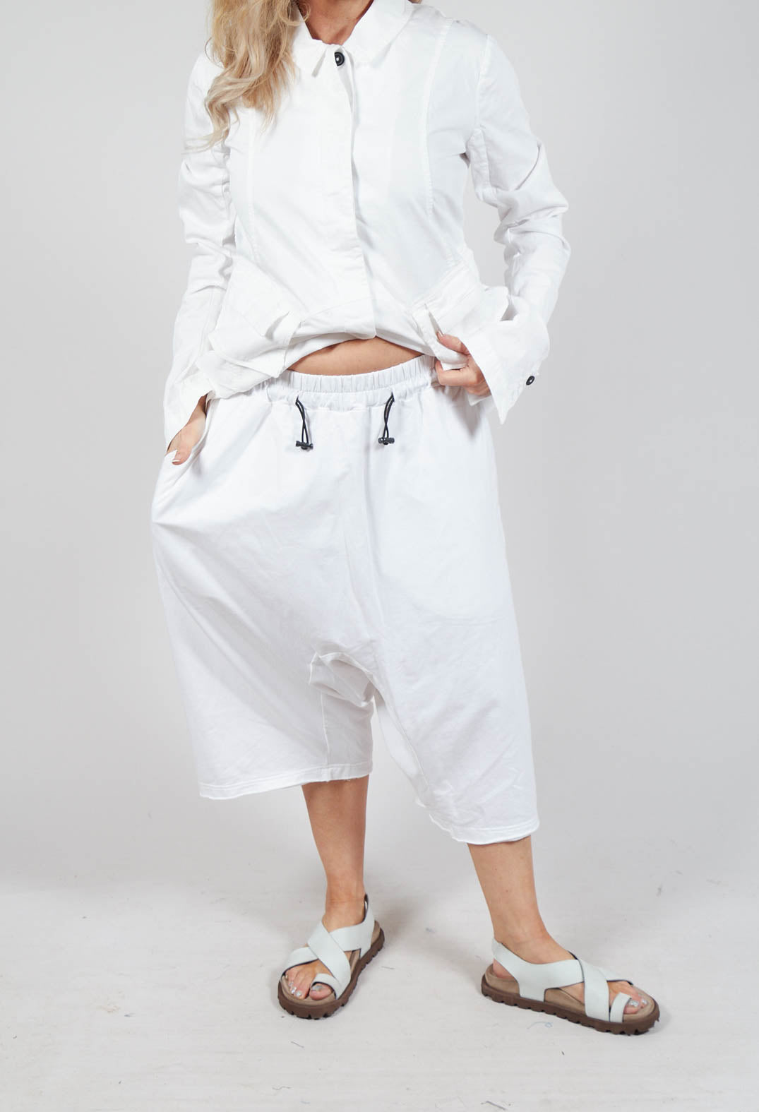 Cropped Drop-Crotch Trousers in Semi Bleach