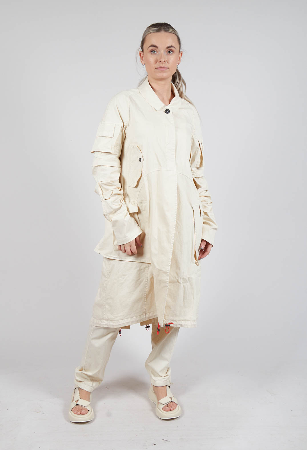 Wrinkled Long Sleeves and Point Collar Coat in Greige