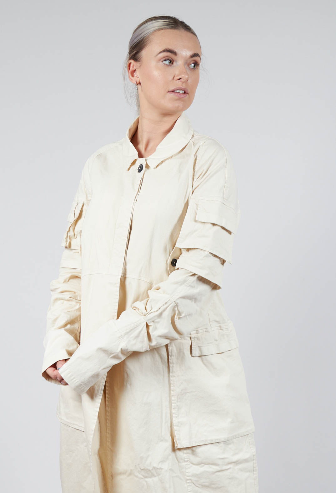 Wrinkled Long Sleeves and Point Collar Coat in Greige