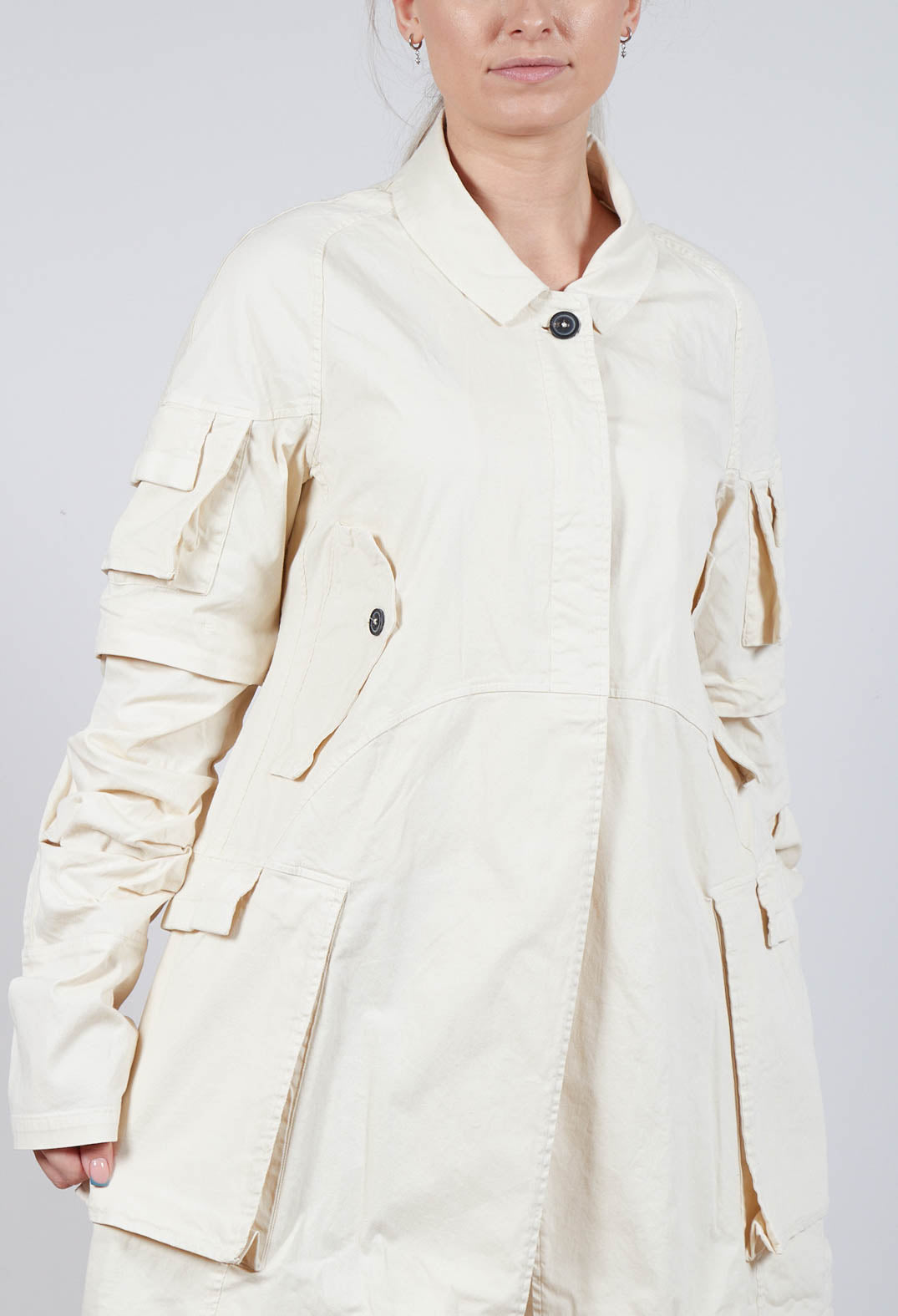 Wrinkled Long Sleeves and Point Collar Coat in Greige