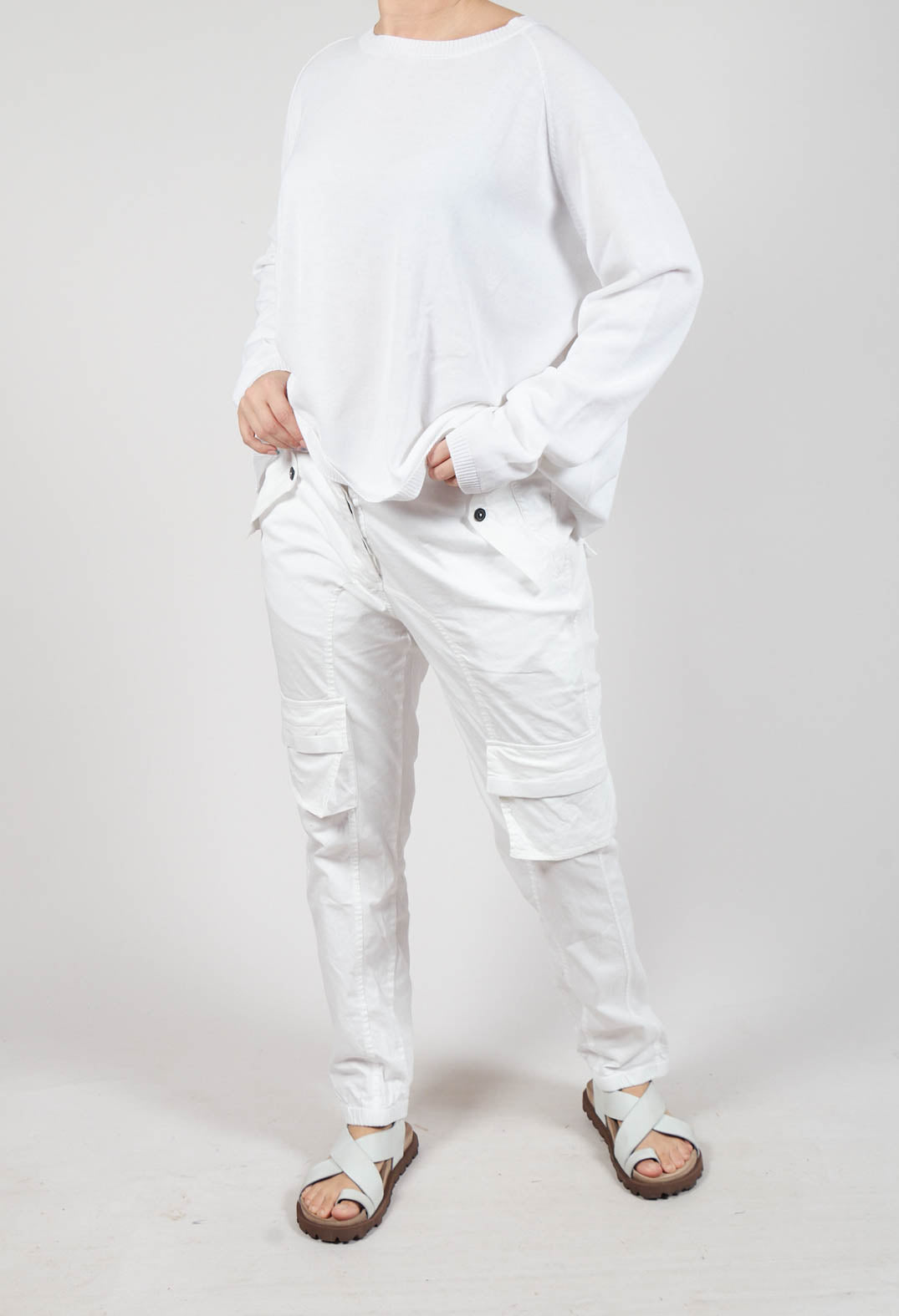 Straight-Leg Trousers with Cargo Pockets in Semi Bleach