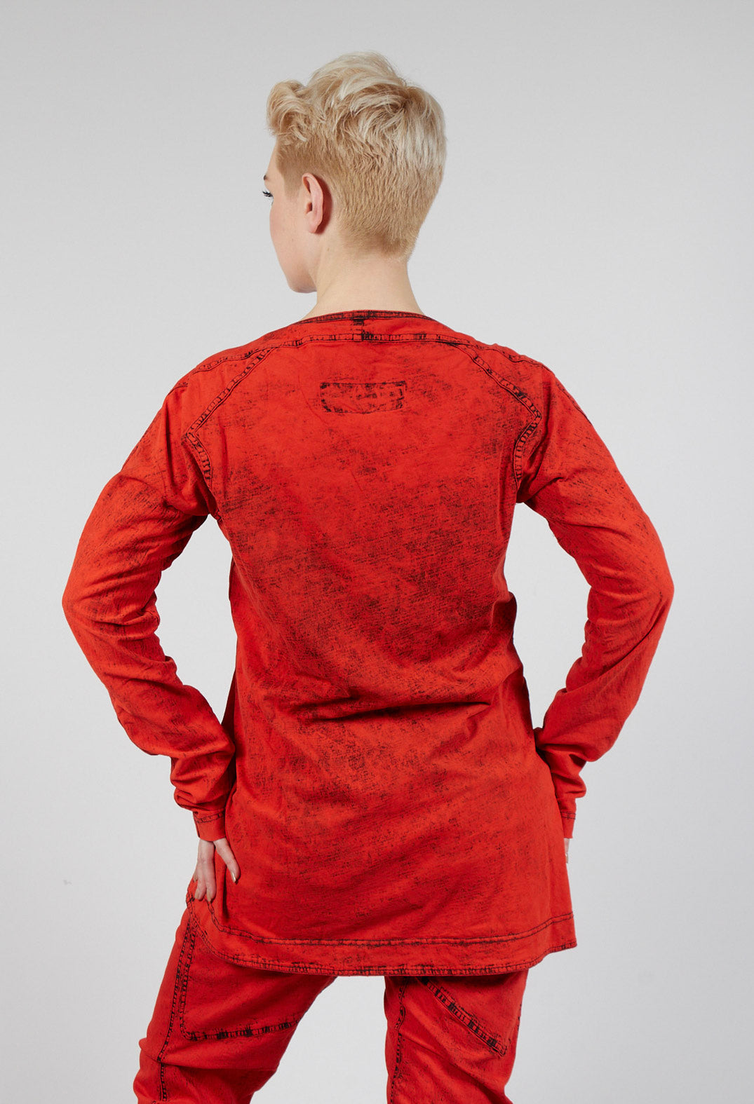 Long-Sleeve Top with Contrast Stitching in Mandarine Dye