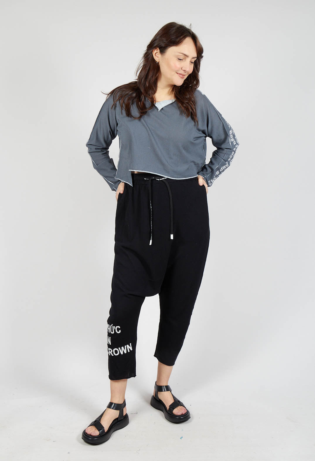 Cropped Pullover in Black Print