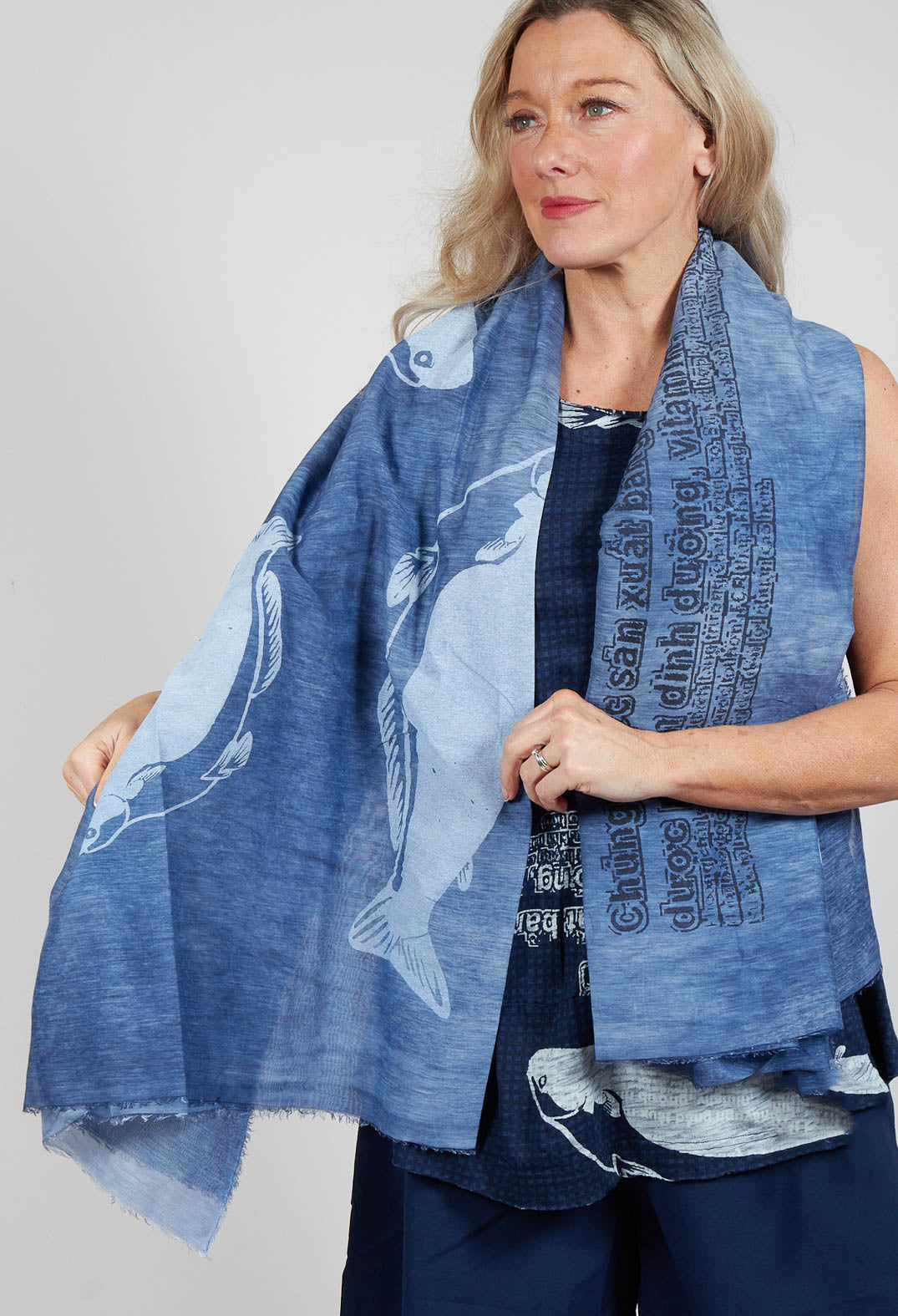 Lightweight Scarf with Motif in Navy Print