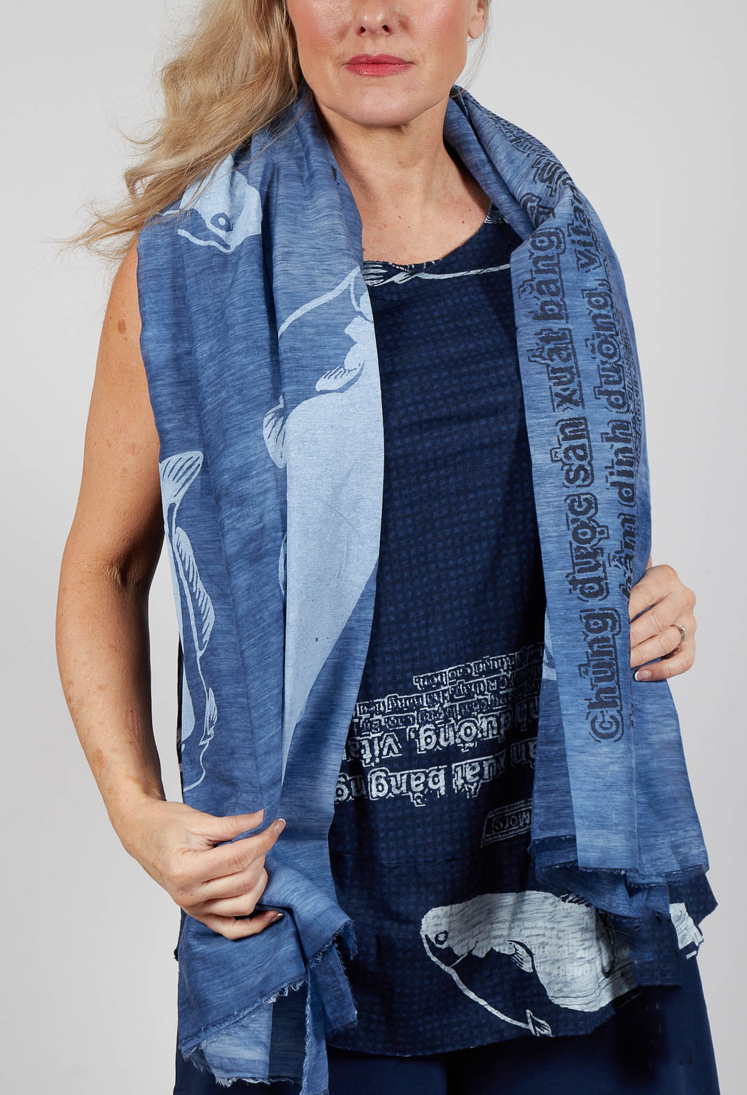 Lightweight Scarf with Motif in Navy Print