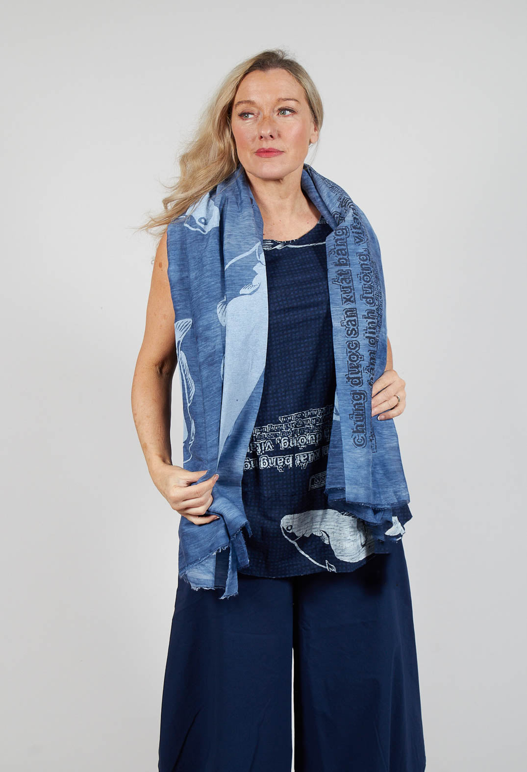 Lightweight Scarf with Motif in Navy Print