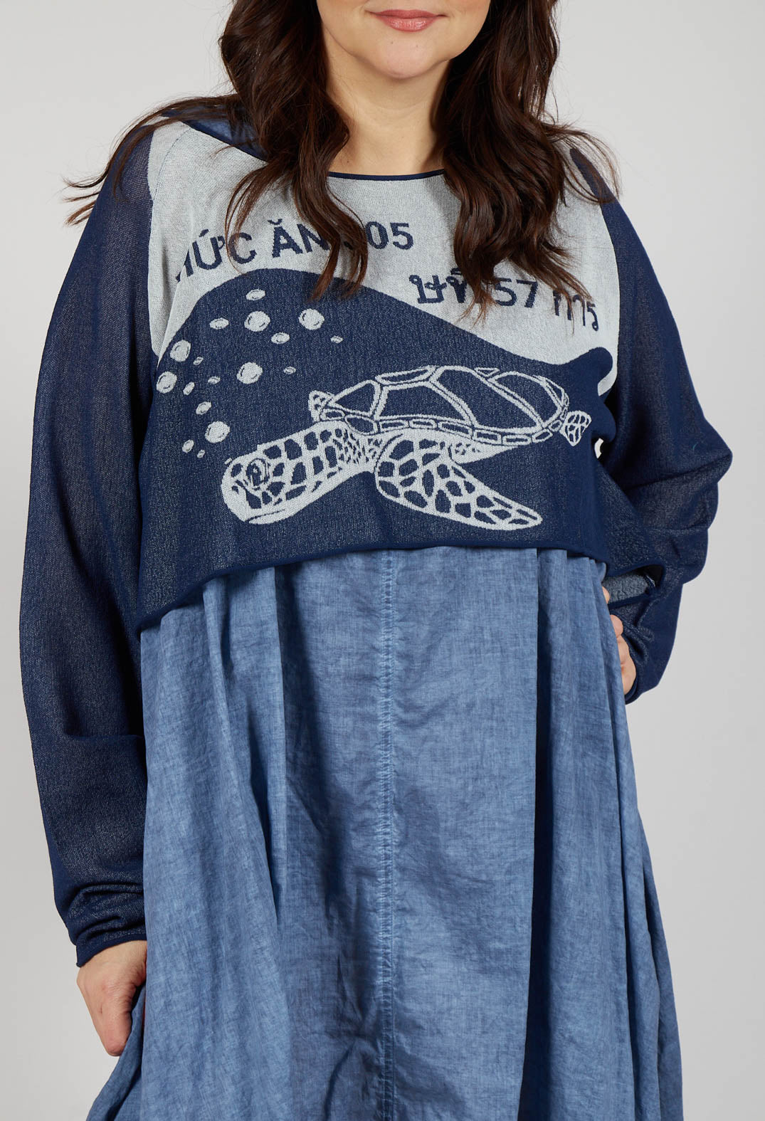 Cropped Pullover with High Low Hem in Navy Jacquard