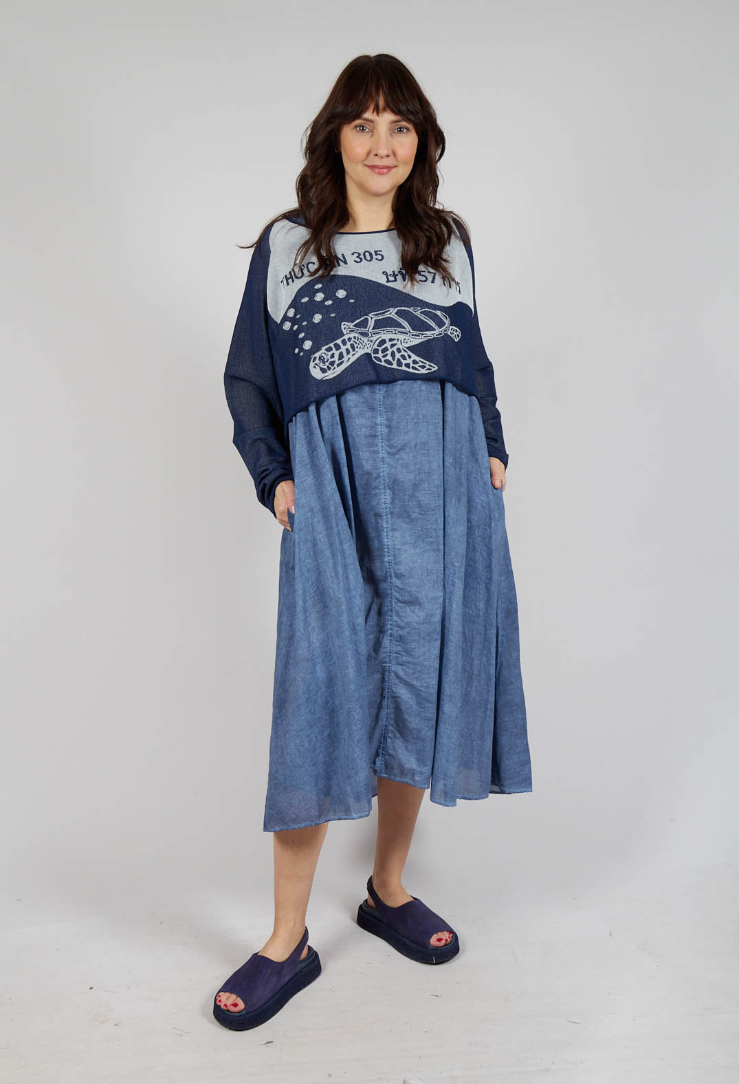 Cropped Pullover with High Low Hem in Navy Jacquard