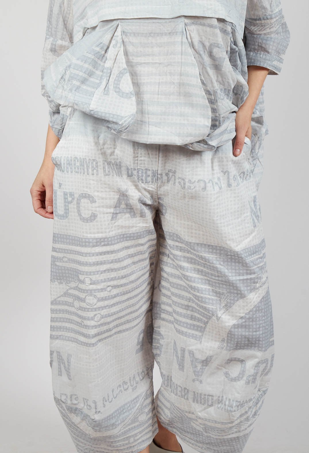 Lightweight Balloon Trousers in Grey Print