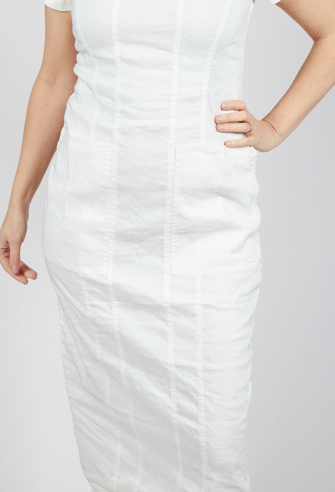 Short Sleeve Fitted Dress in Offwhite