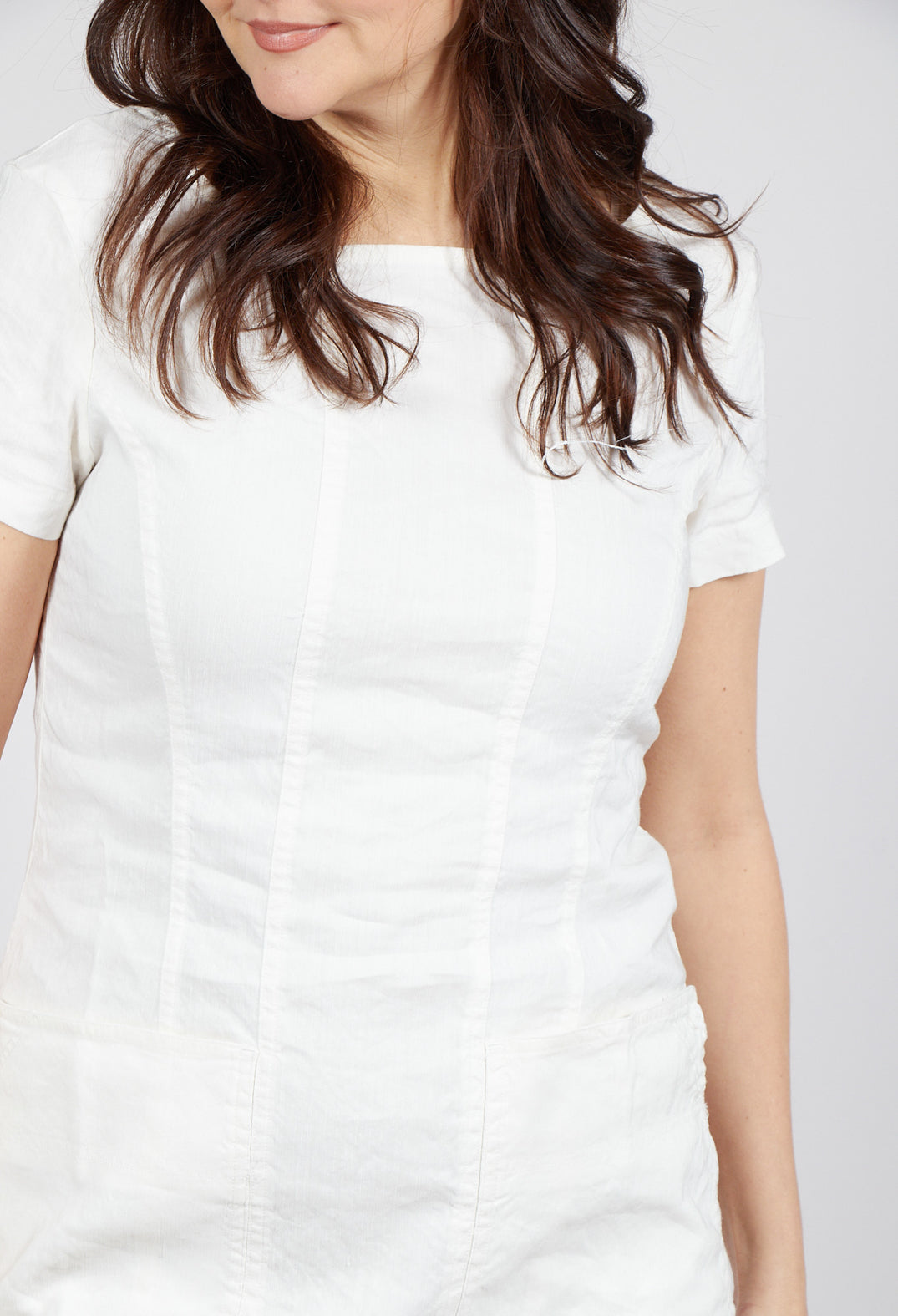 Short Sleeve Fitted Dress in Offwhite