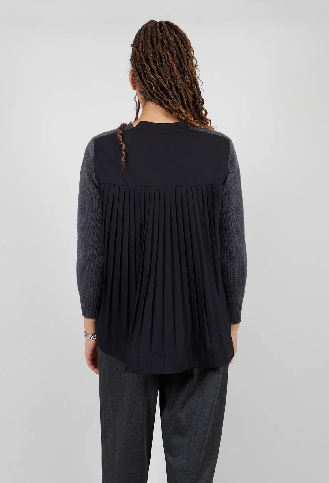 Back Pleated Cardigan in Antracite and Nero