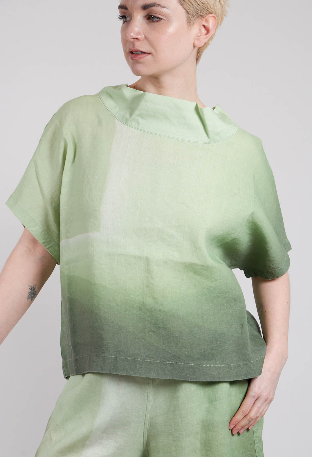 Contrast Diva Shirt in Spring Green