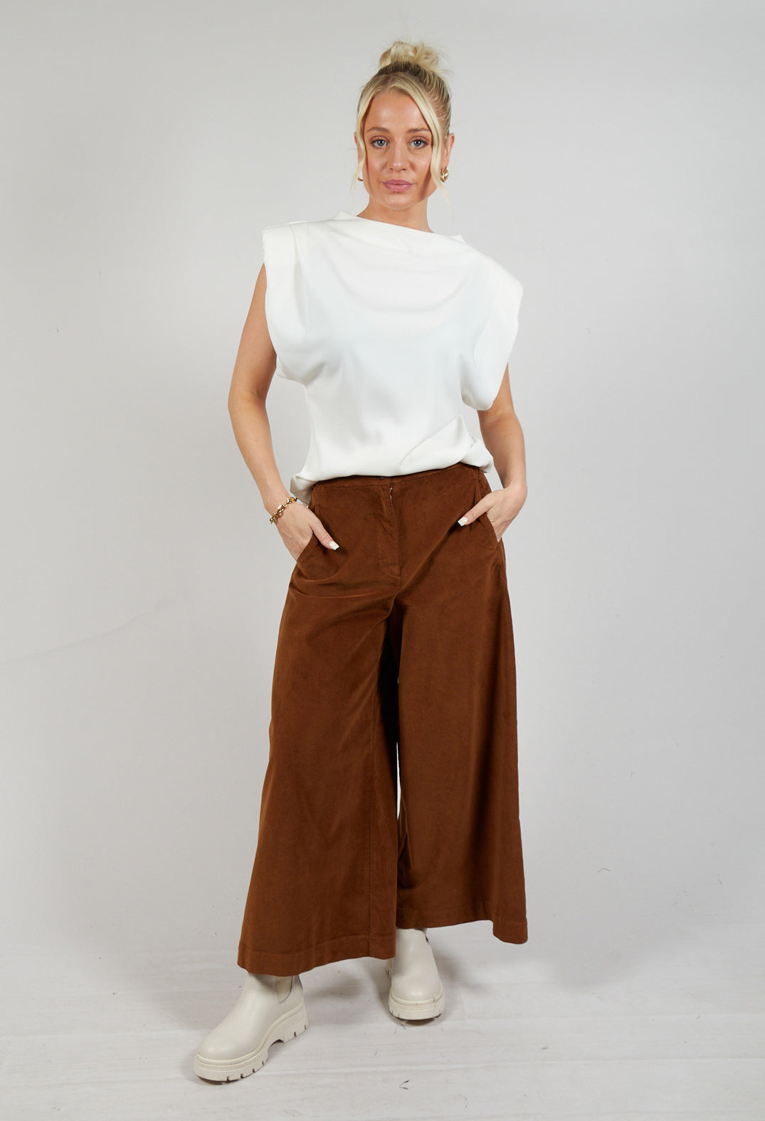 Cotton Trousers in Brown