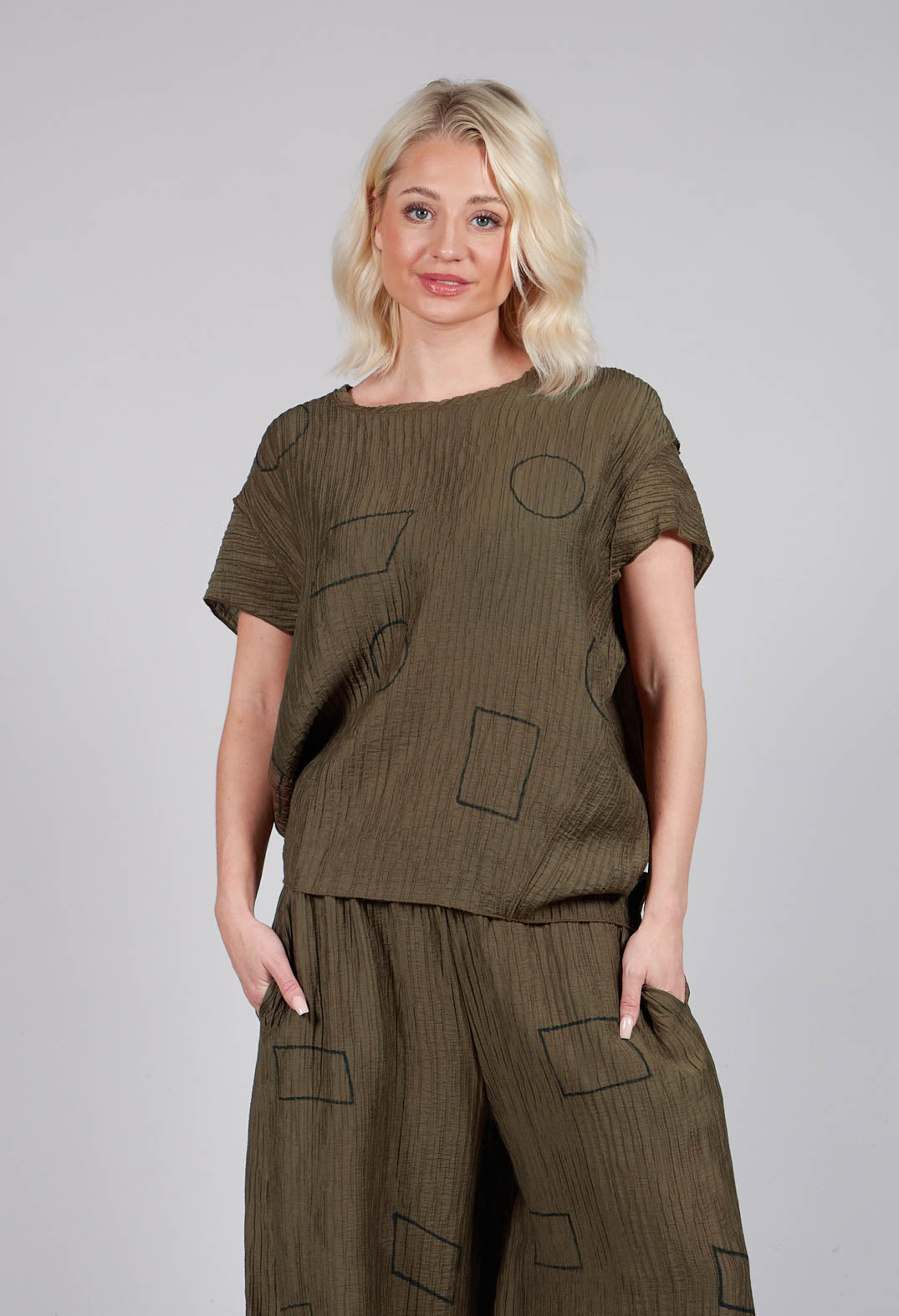 Crinkle Geometric Top in Ciocco