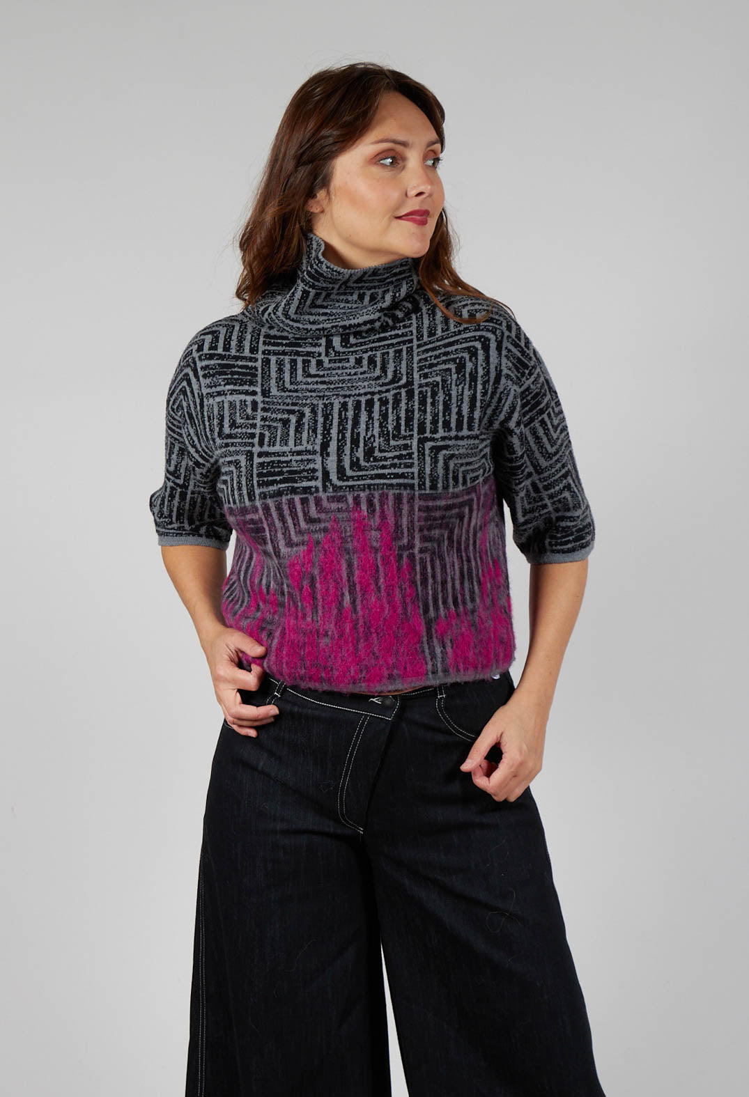 Cropped Sweater in Dark Grey and Magenta