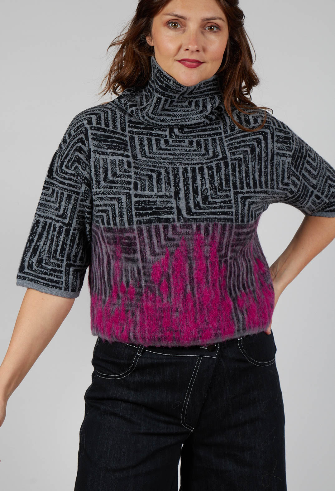 Cropped Sweater in Dark Grey and Magenta