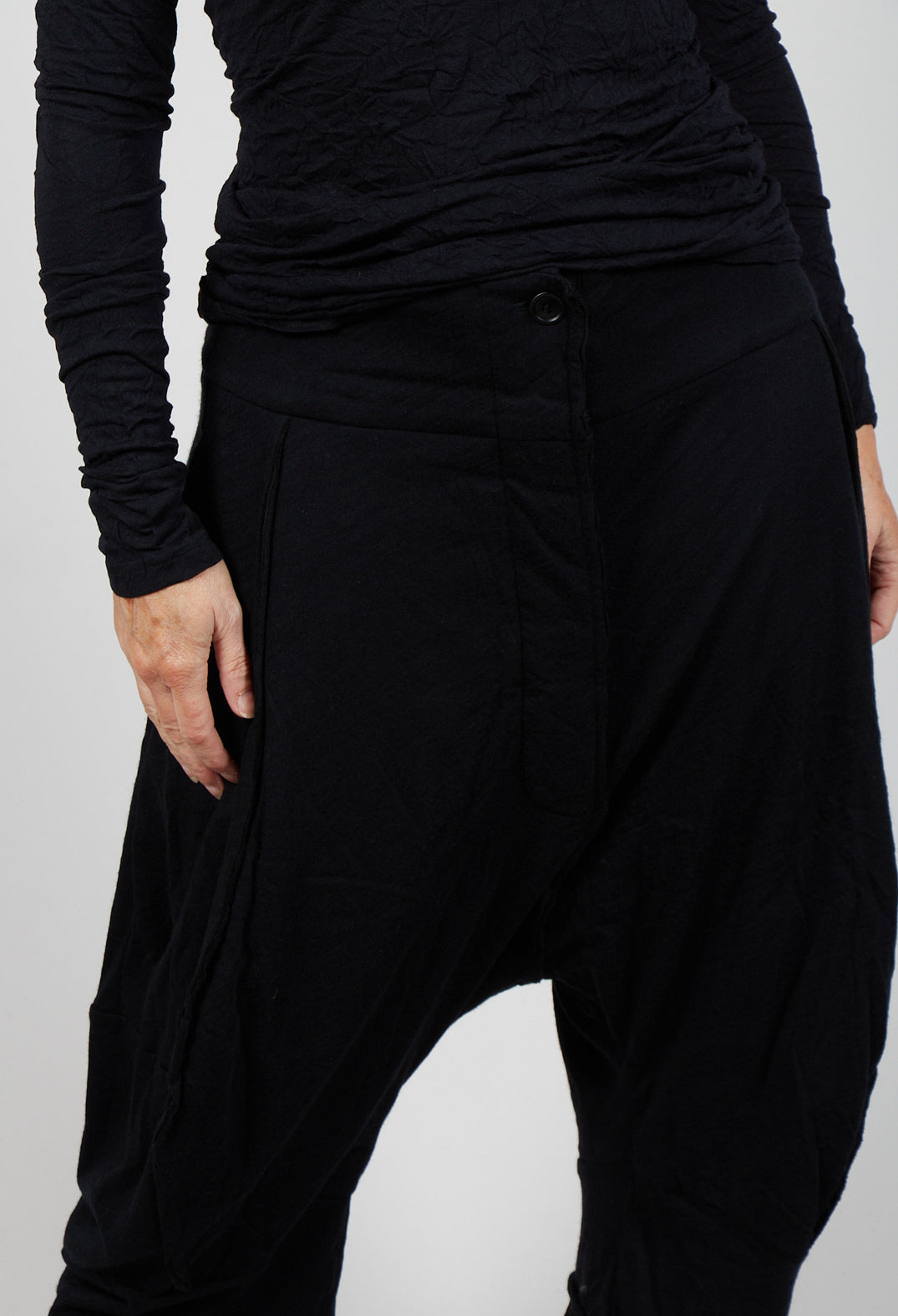 Cropped Trousers in Black Black