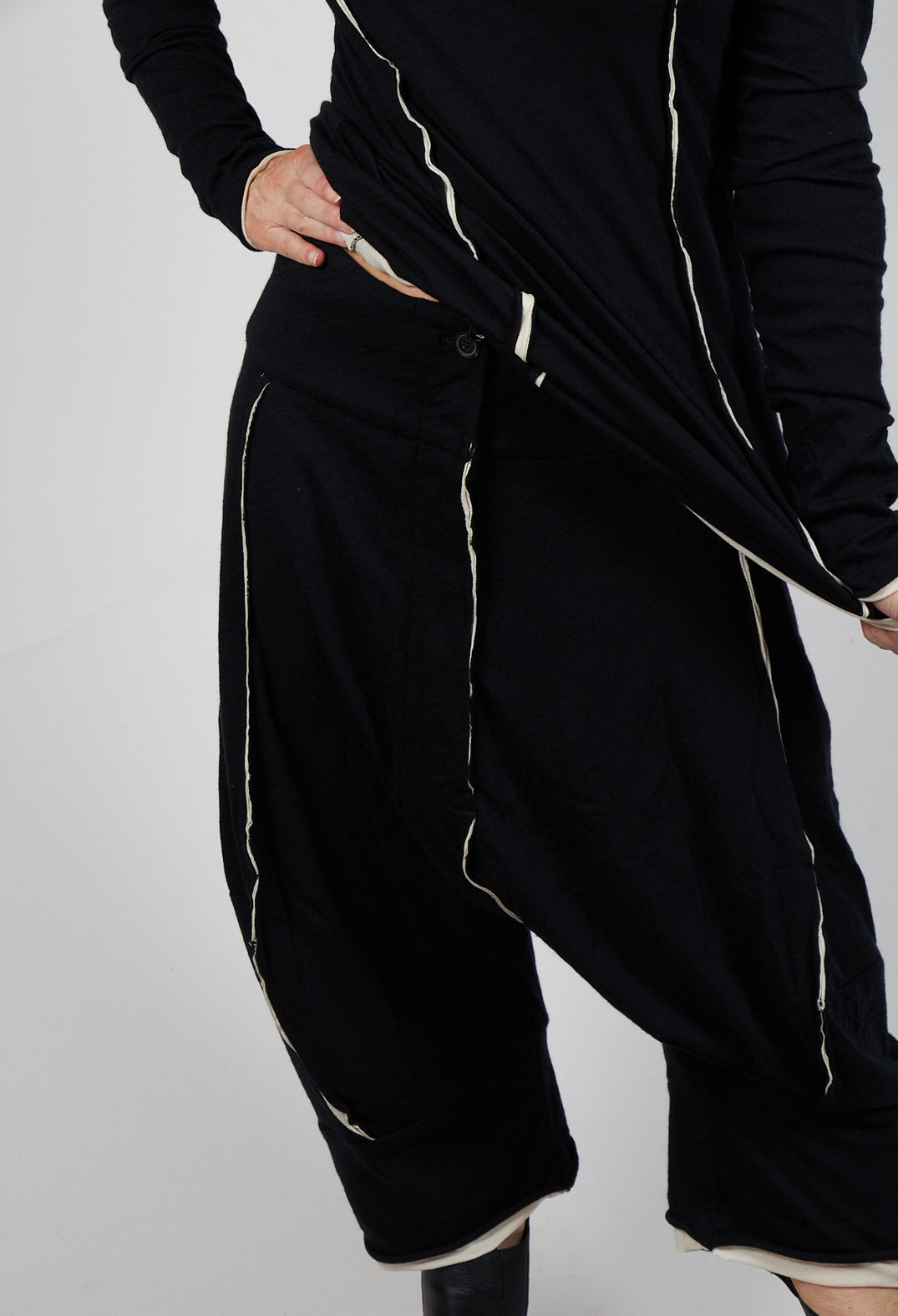 Cropped Trousers in Black Bone