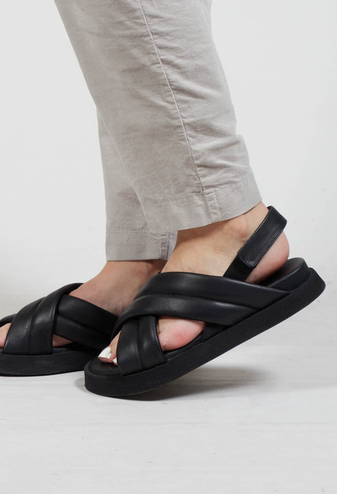 Cross Over Strap Sandals in Gasoline Nero