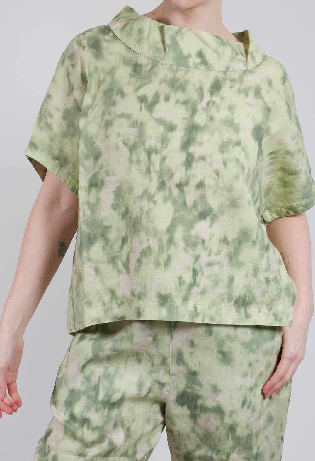 Diva Shirt in Spring Green Print