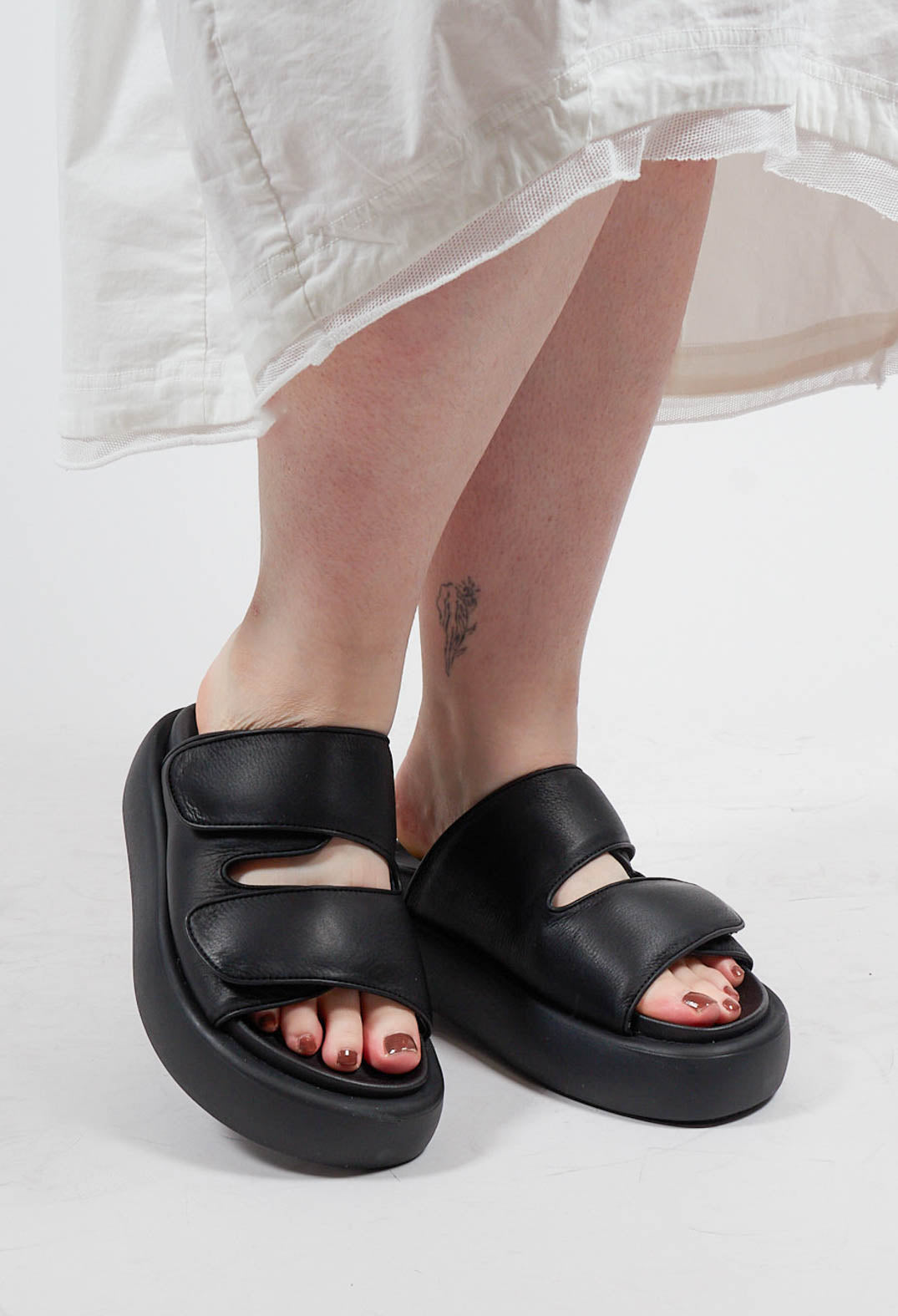 Double Strap Chunky Sole Sandal in Gasoline Nero