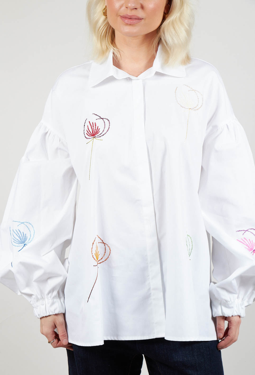 Embroidered Shirt with Elasticated Cuffs in Wite