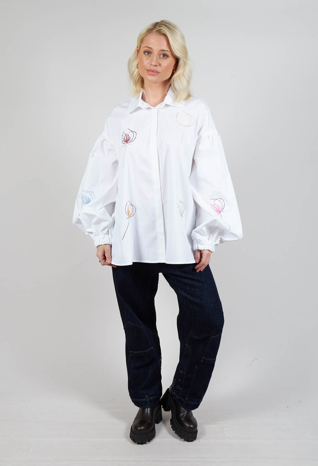 Embroidered Shirt with Elasticated Cuffs in Wite