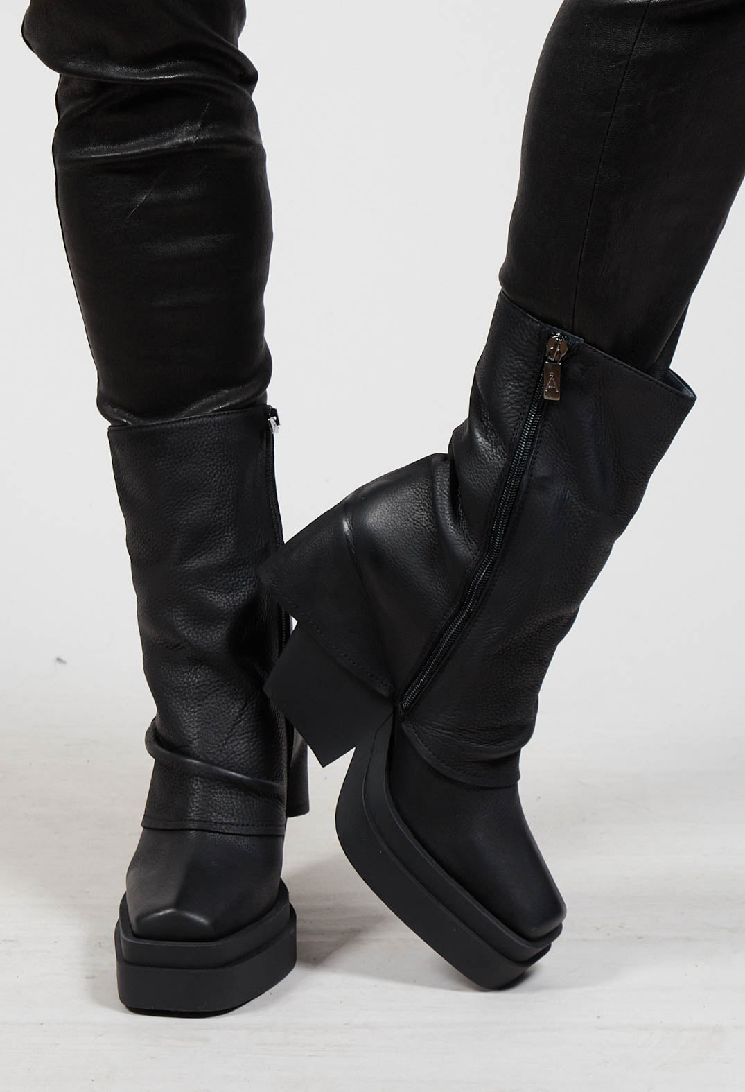 Foldover Heel Boot in Gasoline Nero