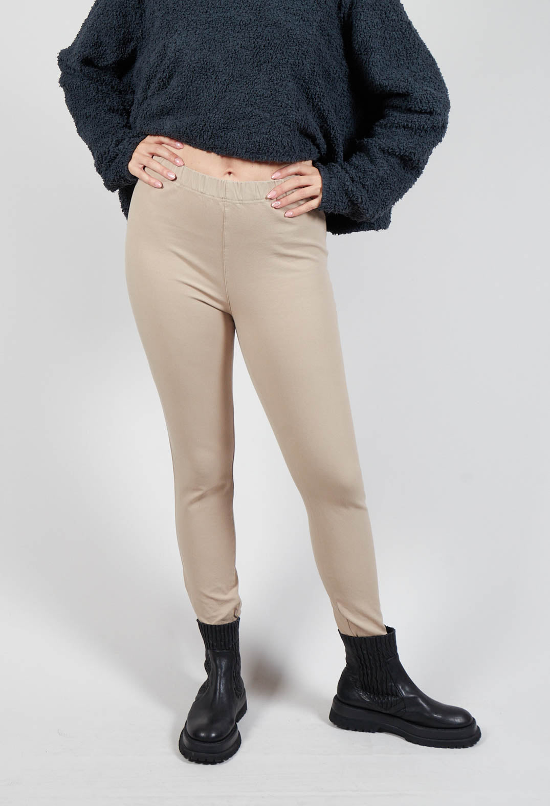 Hesidiot Trousers in Karton Beige