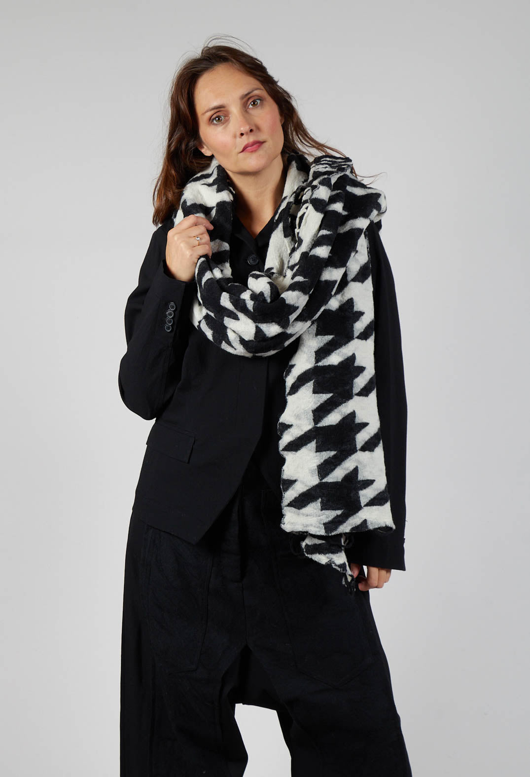 Large Dogstooth Print Scarf in Black Bone Jacquard