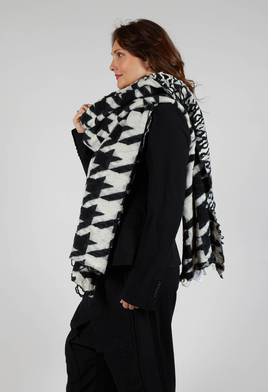 Large Dogstooth Print Scarf in Black Bone Jacquard