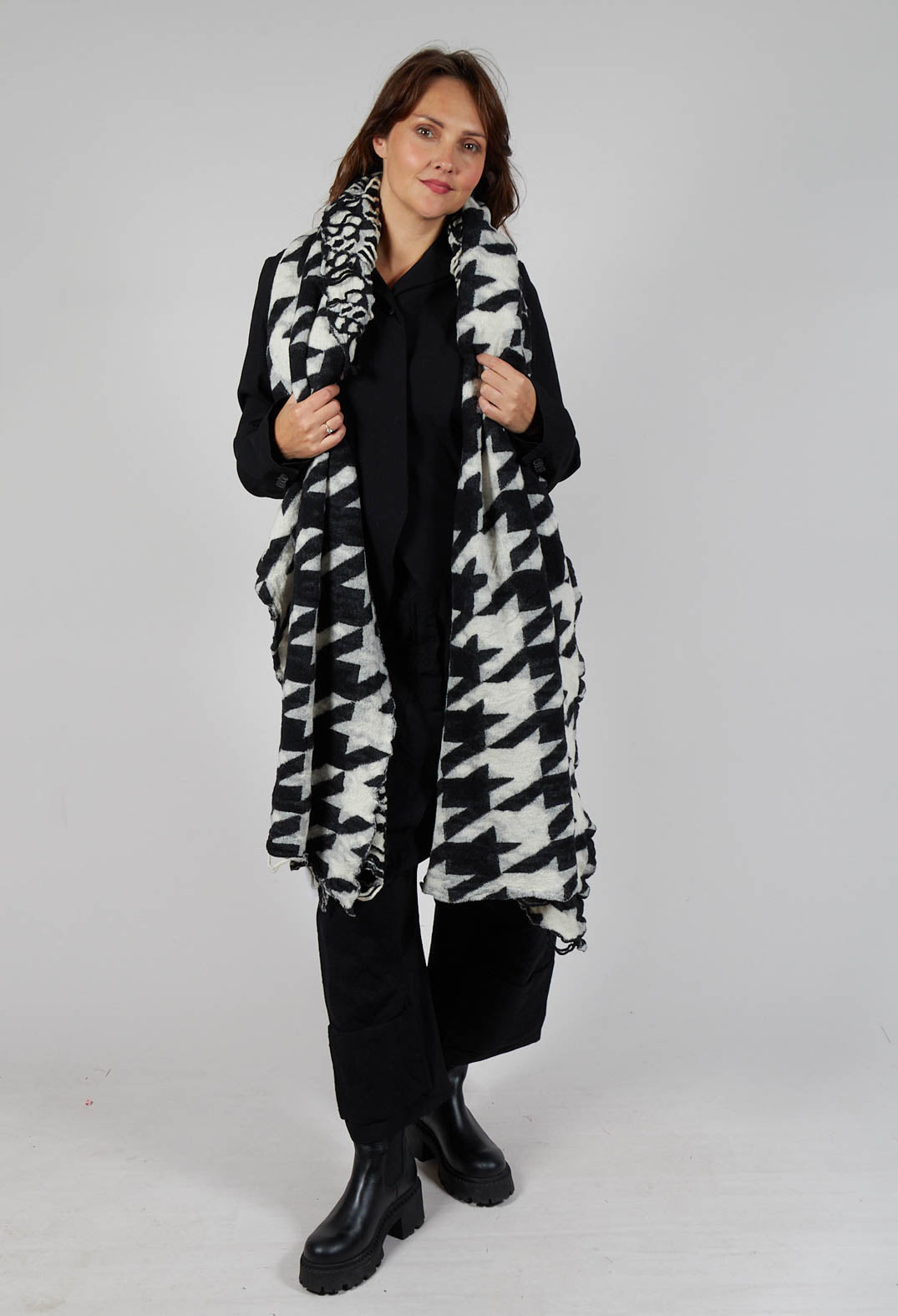 Large Dogstooth Print Scarf in Black Bone Jacquard