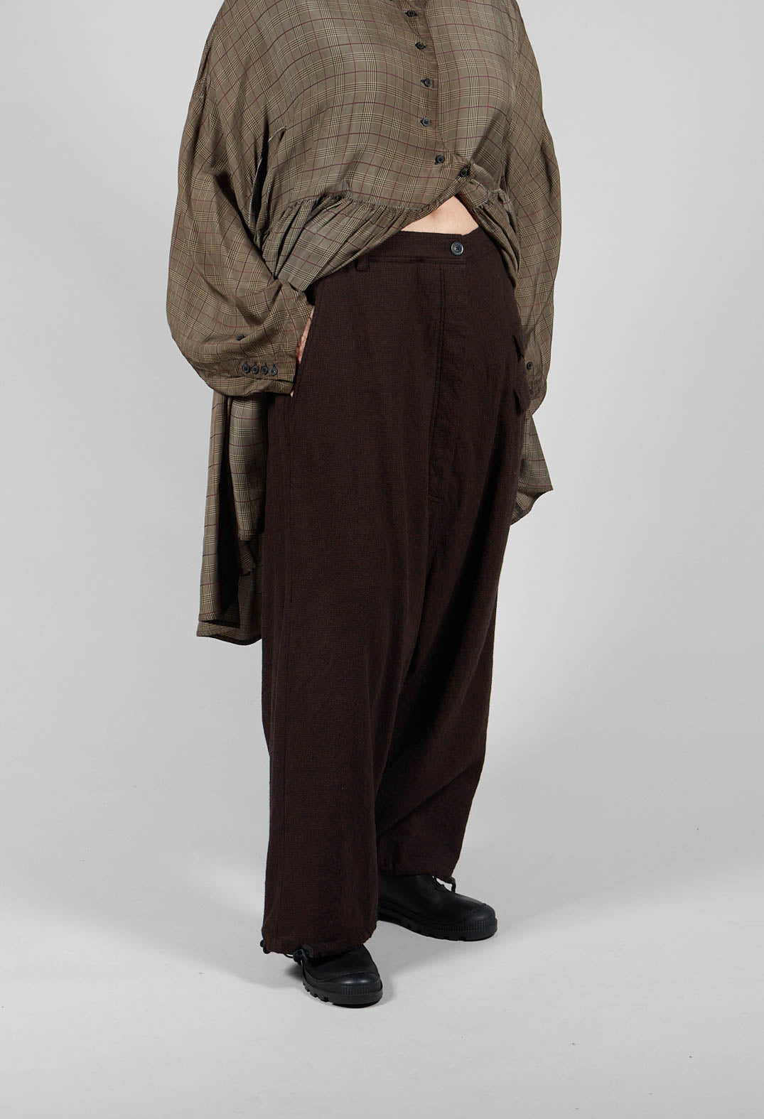 Low Drop Crotch Trousers in Kaffee Check