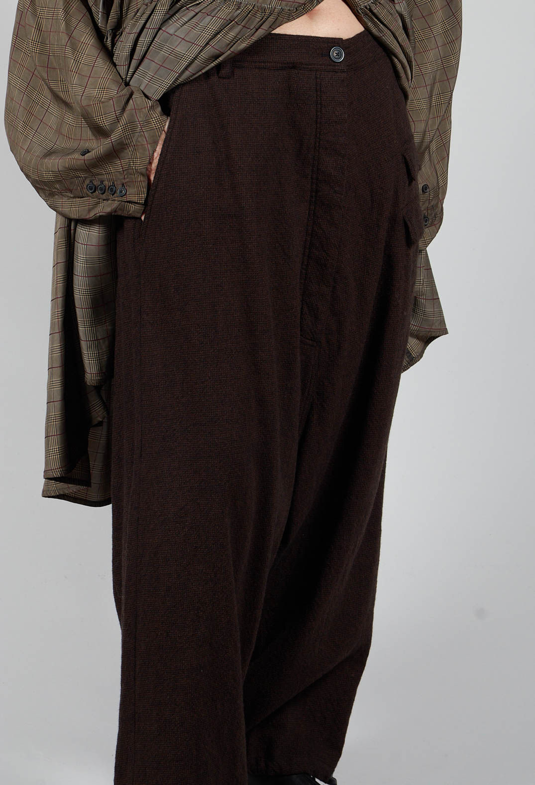 Low Drop Crotch Trousers in Kaffee Check