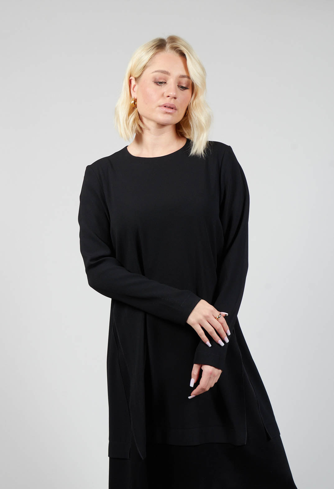 lady wearing a black dress in long sleeve